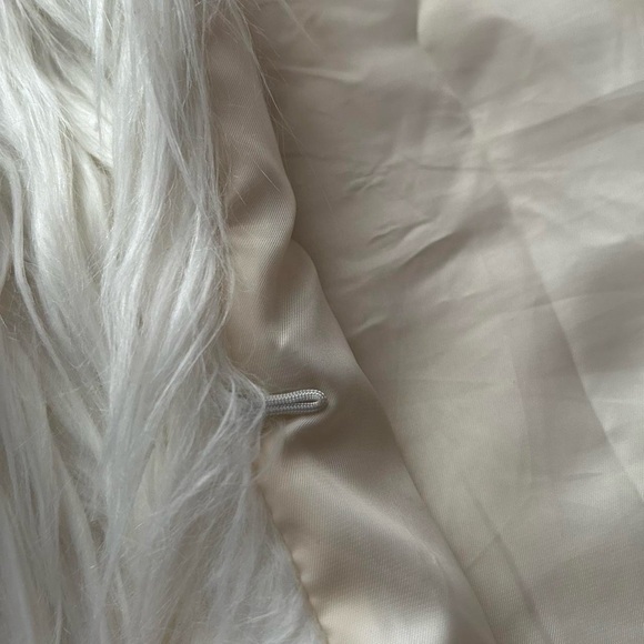 White, faux fur jacket! 🤍 - Picture 4 of 4